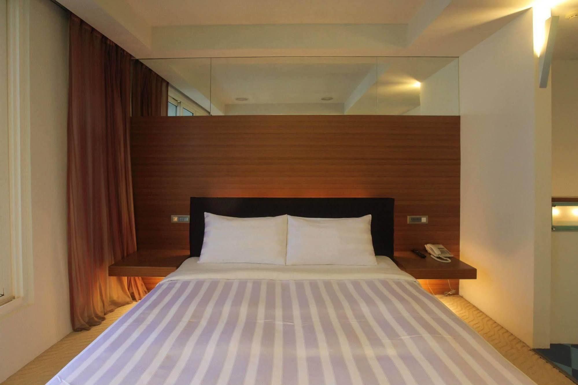 טאינאן Edinburgh Motel מראה חיצוני תמונה